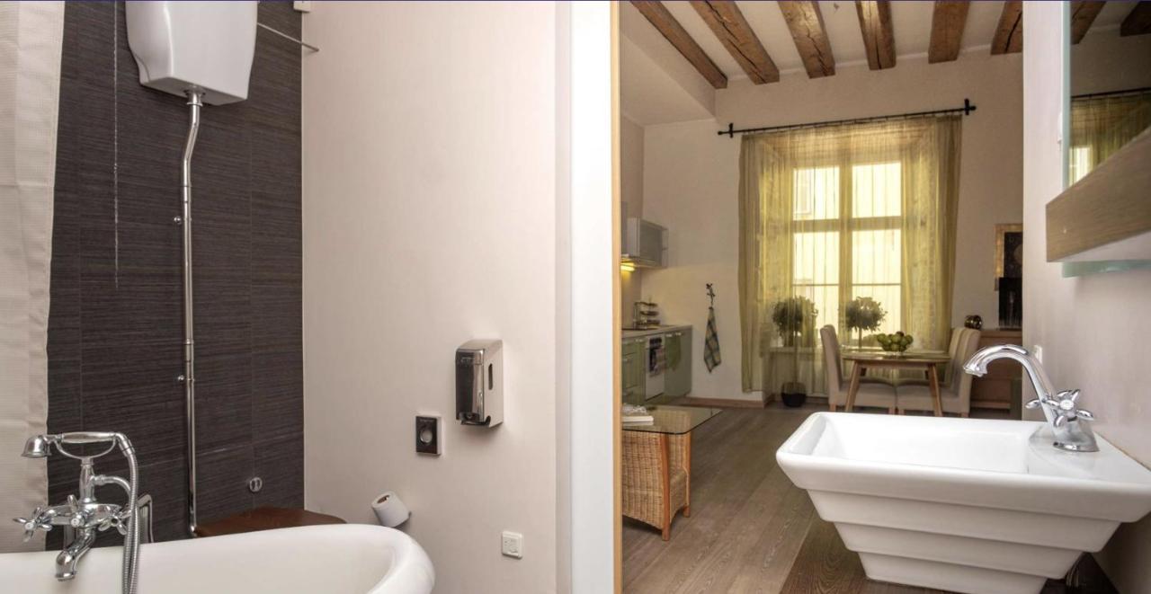 Spacious Studio Apartment In The Heart Of Old Town Tallinn Exterior photo